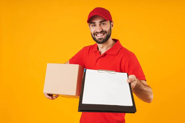 Bild eines kaukasischen Zustellers in roter Uniform mit Klemmbrett — Stockfoto