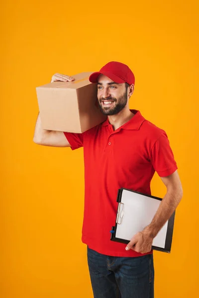 Imagem do homem de entrega sem barba em vermelho uniforme segurando prancheta — Fotografia de Stock