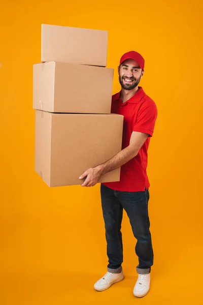 Retrato de comprimento total de homem de entrega alegre em uniforme vermelho smi — Fotografia de Stock
