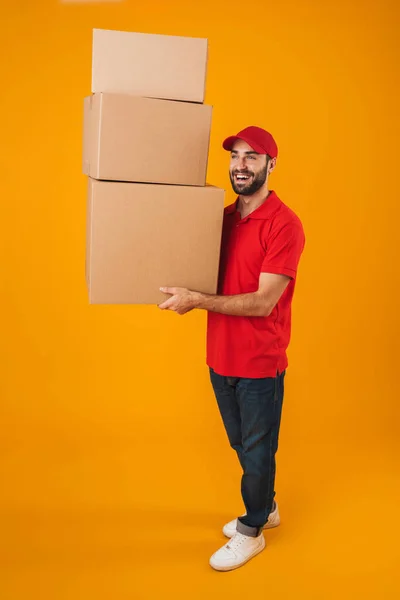 Retrato de comprimento total do homem de entrega satisfeito em smil uniforme vermelho — Fotografia de Stock