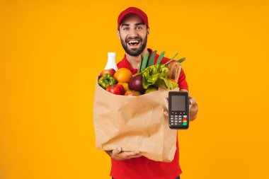 Ödeme tutan kırmızı üniformalı memnun teslimat adam Portresi 