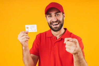 Kırmızı t-shirt ve kap gülümseyen heyecanlı teslimat adam Portresi 