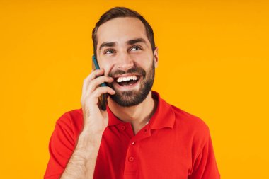 Kırmızı t-shirt gülümseyen ve konuşurken iyimser adam Portresi