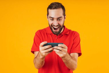 Kırmızı t-shirt gülümseyen ve smar tutan yakışıklı adam Portresi