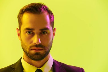 Resmi kıyafetli beyaz genç işadamının kameraya bakan görüntüsü