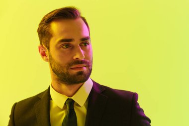 Resmi takım elbiseli başarılı genç işadamının kamerada poz veren görüntüsü