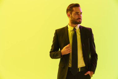 Ceketine dokunan resmi takım elbiseli erkeksi ciddi işadamının görüntüsü