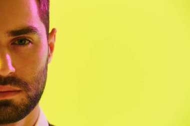 Resmi takım elbiseli konsantre işadamının fotokopi alanı ile kameraya bakan yarım yana görüntüsü