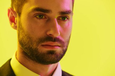 Resmi takım elbiseli akıllı ciddi işadamının görüntü yakın çekim kenara bakıyor