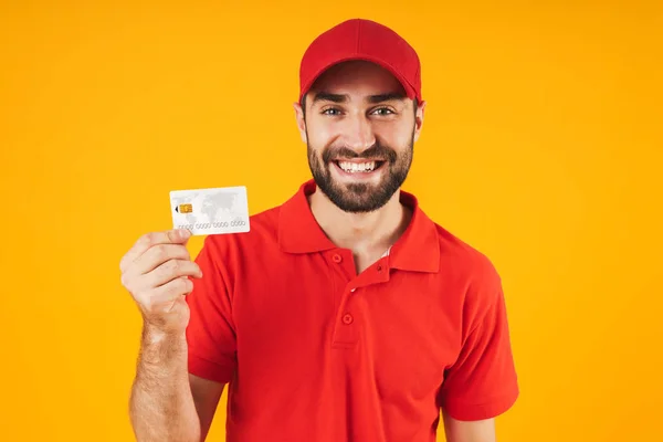 Potret pria pengantar yang bahagia dengan kaos merah dan topi tersenyum — Stok Foto