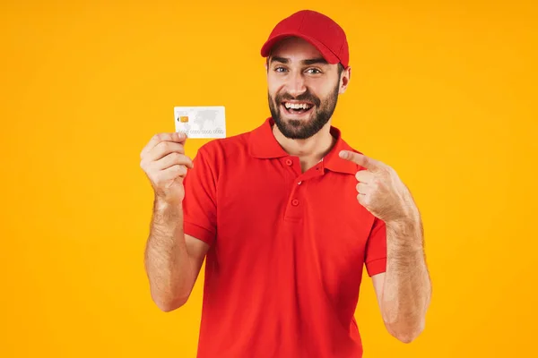 Retrato de homem de entrega alegre em t-shirt vermelha e boné sorrindo um — Fotografia de Stock