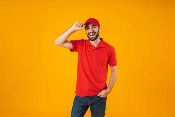 Retrato del repartidor feliz en camiseta roja y gorra sonriendo un —  Fotos de Stock