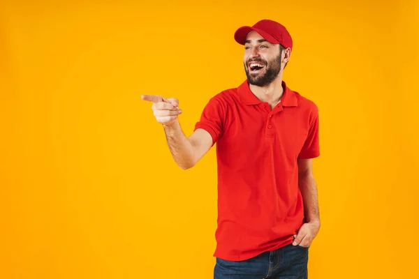 Портрет позитивної доставки чоловіка в червоній футболці і кепці посміхається — стокове фото