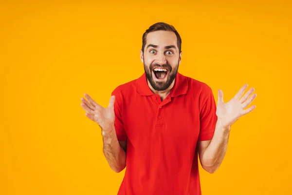 Retrato de hombre positivo en camiseta roja sonriendo y haciendo gestos wi — Foto de Stock