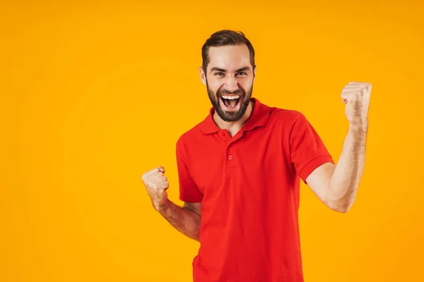 Portret van de brunette man in rode t-shirt verheuge en gebaren — Stockfoto