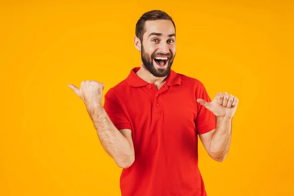 Porträtt av attraktiv man i röd t-shirt jubel och gesturin — Stockfoto