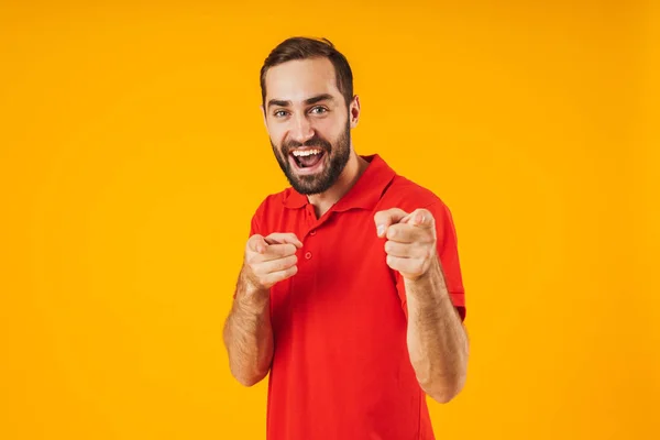 Retrato de hombre caucásico en camiseta roja regocijándose y haciendo gestos — Foto de Stock