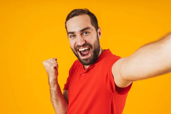 Porträtt av Joyful man i röd t-shirt skrattar och jublar WHI — Stockfoto