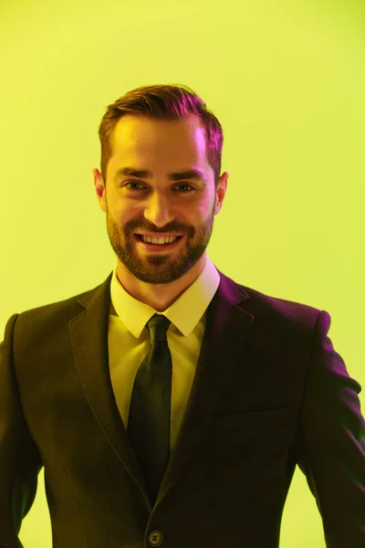 Immagine di bell'uomo d'affari felice in abito formale sorridente alla macchina fotografica — Foto Stock