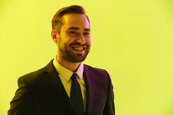 Imagen de primer plano de un joven hombre de negocios elegante en traje formal sonriendo a la cámara — Foto de Stock