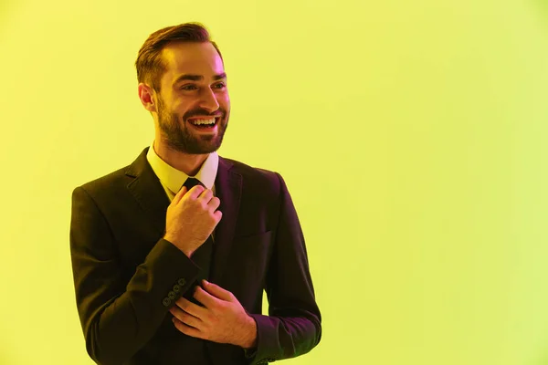Bild av framgångsrik ung affärsman i formell kostym leende på kamera — Stockfoto