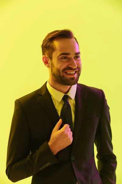 Imagen del joven empresario alegre en traje formal sonriendo a la cámara —  Fotos de Stock