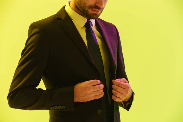 Beskuren bild av säker stilig affärsman i formell kostym röra hans jacka — Stockfoto