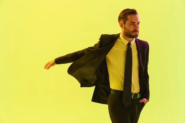 Imagen de un hombre de negocios guapo y serio en traje formal haciendo gestos mientras camina — Foto de Stock