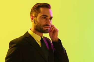 Yakışıklı genç işadamı resmi takım elbise giyiyor