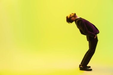 Yakışıklı genç işadamı resmi takım elbise giyiyor