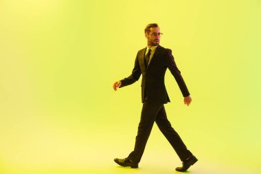 Yakışıklı genç işadamı resmi takım elbise giyiyor