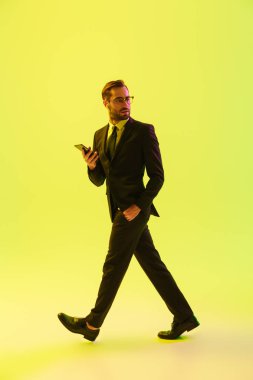 Yakışıklı genç işadamı resmi takım elbise giyiyor