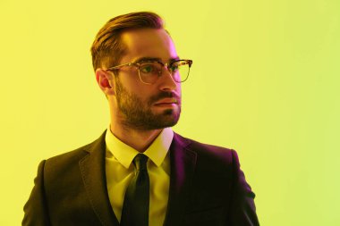 Yakışıklı genç işadamı resmi takım elbise giyiyor