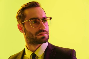 Yakışıklı genç işadamı resmi takım elbise giyiyor