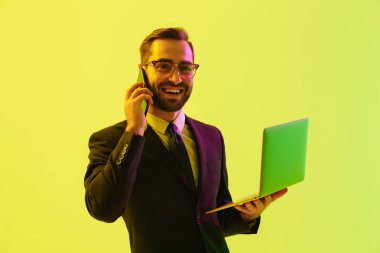 Yakışıklı genç işadamı resmi takım elbise giyiyor