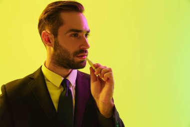 Yakışıklı genç işadamı resmi takım elbise giyiyor