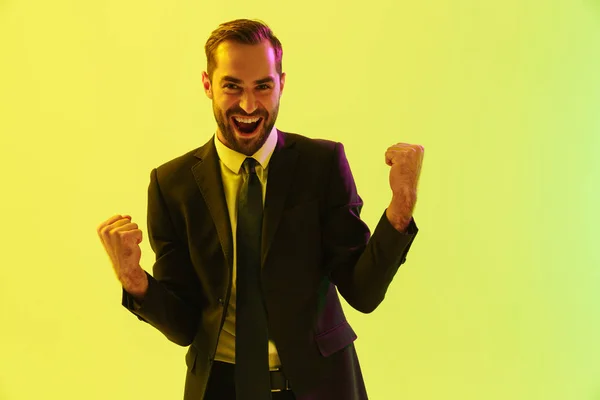 Bild av lycklig ung affärsman i formell kostym skrikande och gest med triumf — Stockfoto