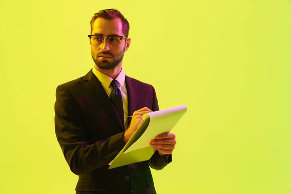 Bonito jovem empresário vestindo terno formal — Fotografia de Stock