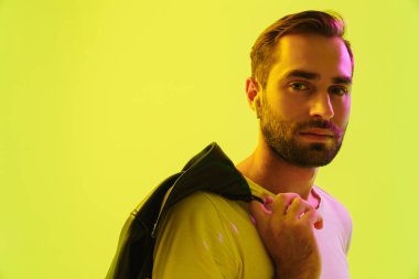 Deri ceket giyen çekici genç adam