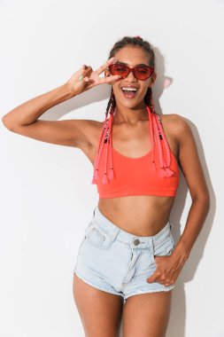 Barış jestgösteren güneş gözlüğü takarak beyaz duvar arka plan üzerinde izole poz Pozitif neşeli genç Afrikalı kadın.