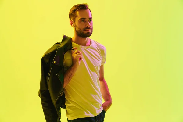 Atractivo joven con chaqueta de cuero — Foto de Stock