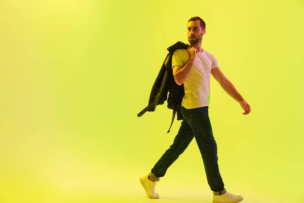 Aantrekkelijke jonge man dragen lederen jas — Stockfoto