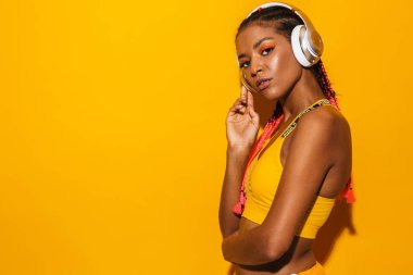 Afro örgüli afro örgü giyen atletik afro-amerikan kadın görüntüsü