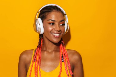 Afro örgüs smi giyen muhteşem afro-amerikan kadın görüntü
