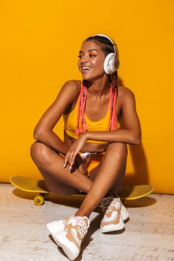 H ile müzik dinleyen güzel afro-amerikan kadın görüntü