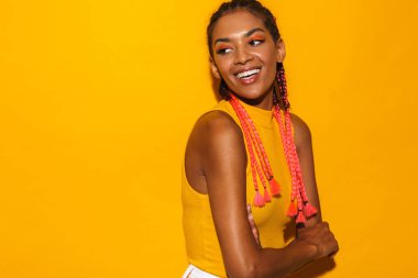 Afro örgüleri gülümseyen şık Afro-Amerikan kadın görüntü