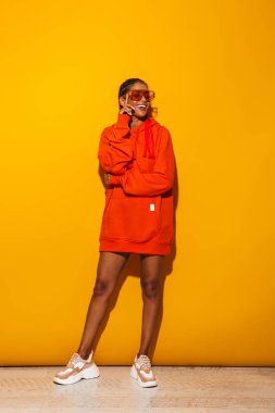 Güneş gözlüğü takan neşeli Afro-Amerikan kadın görüntü ve 