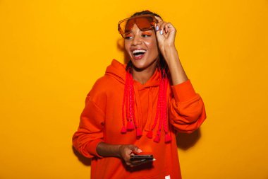 Güneş gözlüğü takan neşeli Afro-Amerikan kadının görüntü closeup