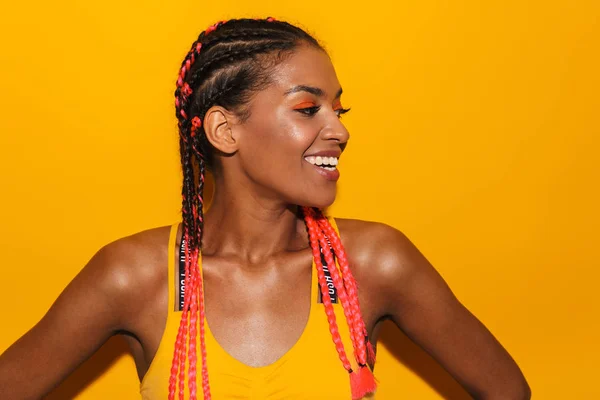 Immagine primo piano di una bella donna afroamericana vestita in tuta da ginnastica che sorride e guarda da parte il copyspace — Foto Stock