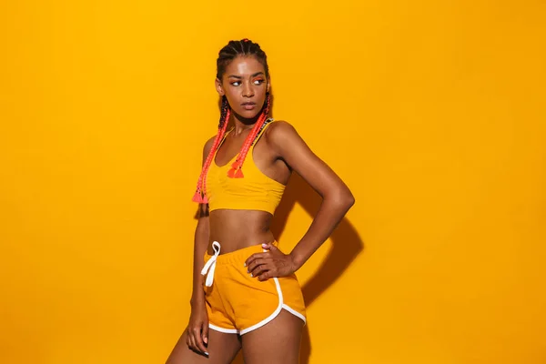Изображение уверенной африканской женщины в спортивном костюме, смотрящей в сторону в сторону копирайта — стоковое фото